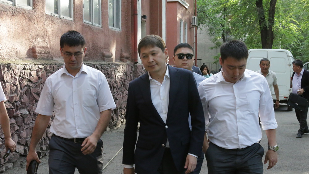 Сапар Исаков после судебного процесса / Фото АКИpress