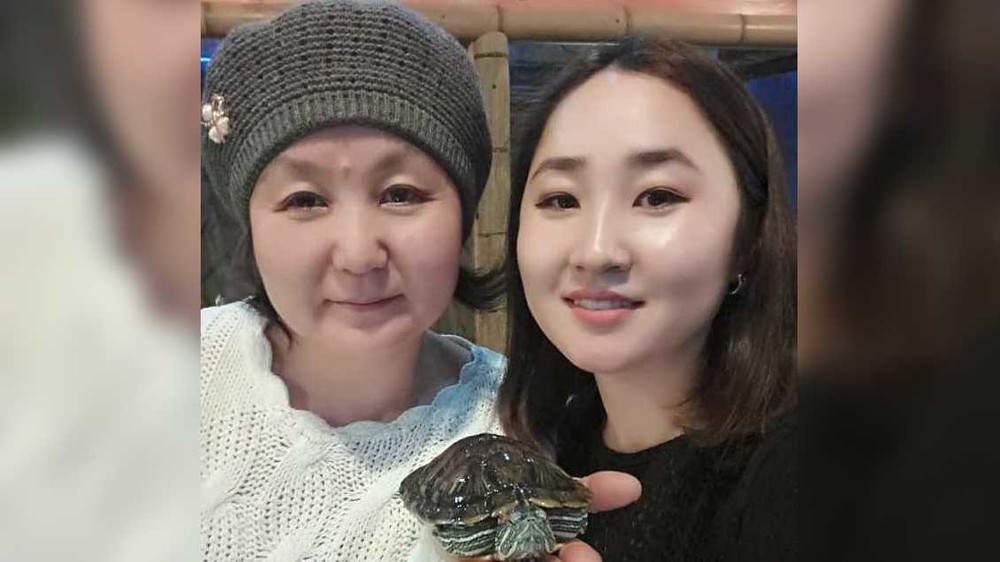 Айзада апасы менен