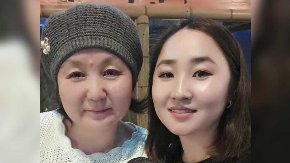 Айзада с мамой