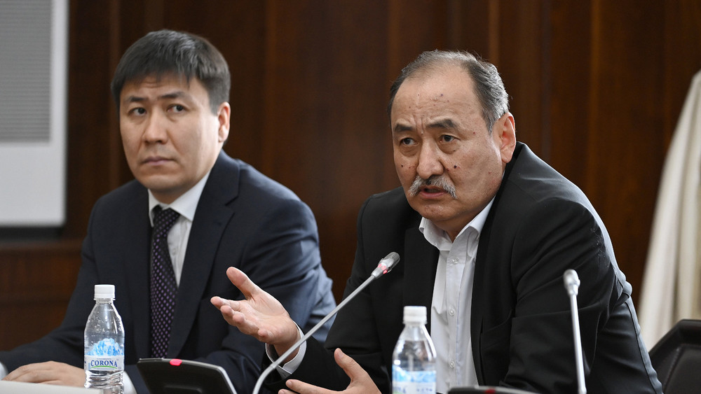 Министр образования Алмазбек Бейшеналиев и министр здравоохранения Алымкадыр Бейшеналиев