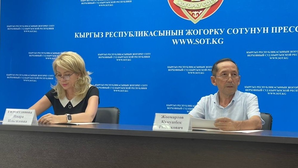 Судьи Инара Гилязетдинова и Кумушбек Жоомартов