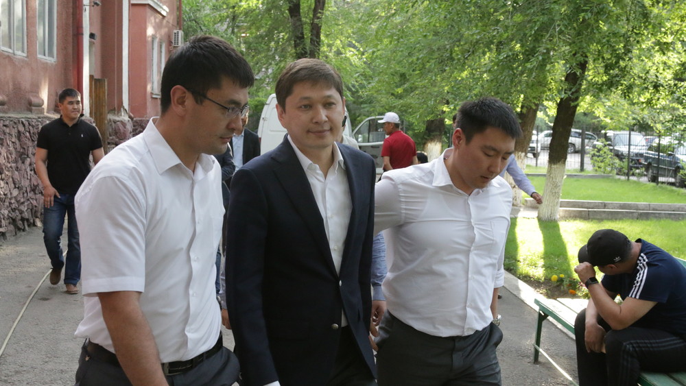 Сапар Исаков после судебного процесса / Фото АКИpress