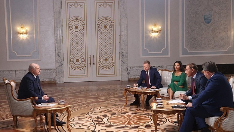 Александр Лукашенко во время интервью