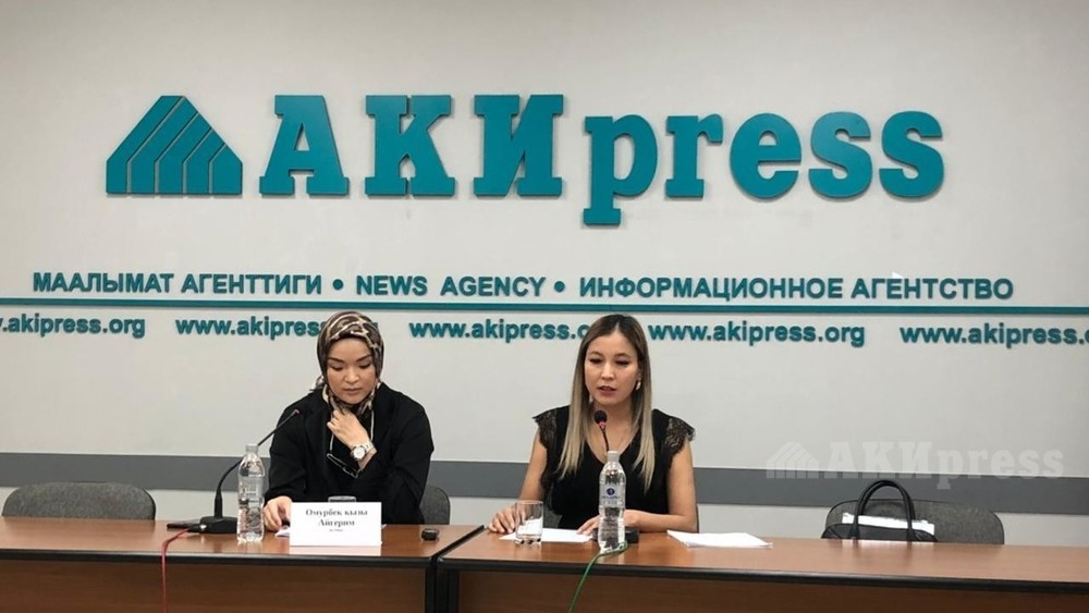 Слева направо: Омурбек кызы Айгерим и Гулжан Базыкеева