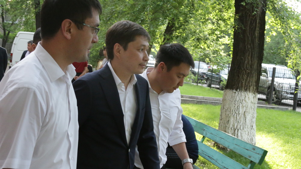 Сапар Исаков после судебного процесса / Фото АКИpress