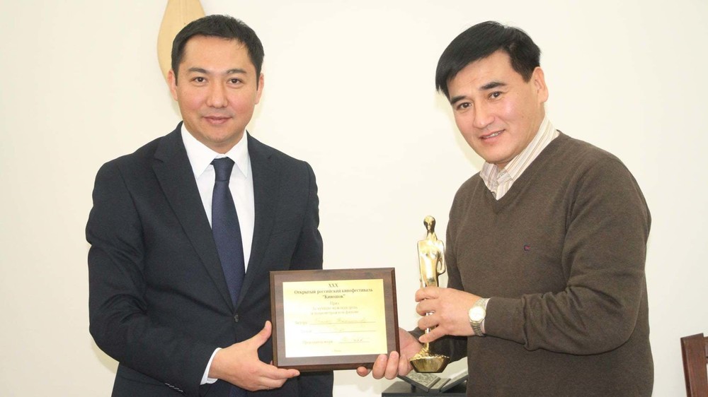 Министр культуры Азамат Жаманкулов и заслуженный артист КР Болот Тентимишев