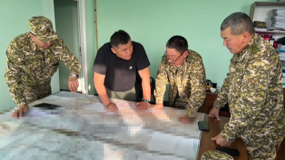 Глава МЧС Бообек Ажикеев, глава ГКНБ Камчыбек Ташиев, глава Минобороны Бакытбек Бекболотов, глава Генштаба Эрлис Тердикбаев