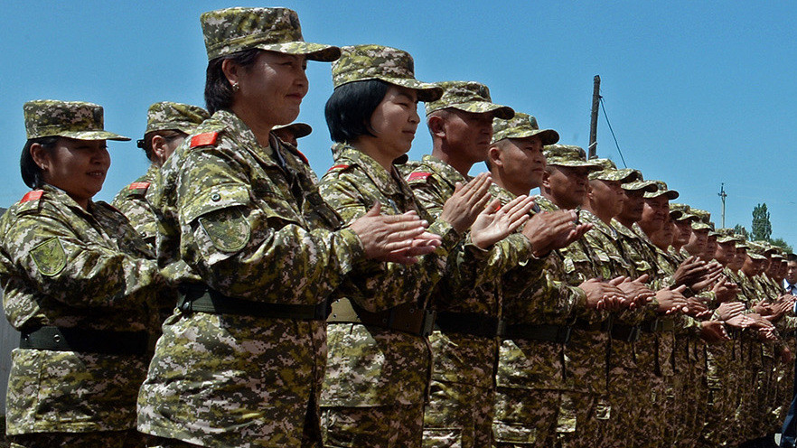 Церемония открытия двух многоэтажных домов для военнослужащих в Оше