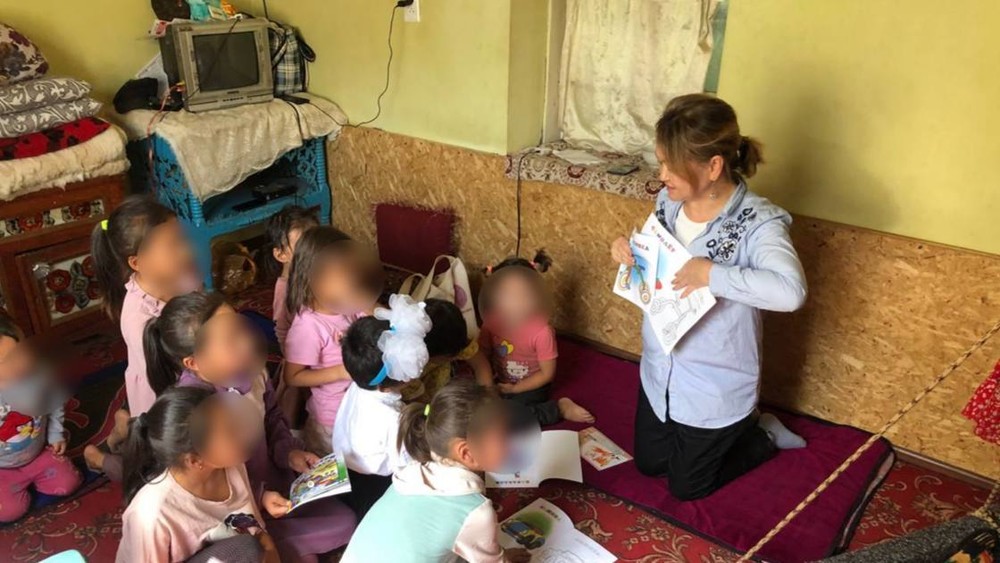 Назгуль Турдубекова занимается с детьми