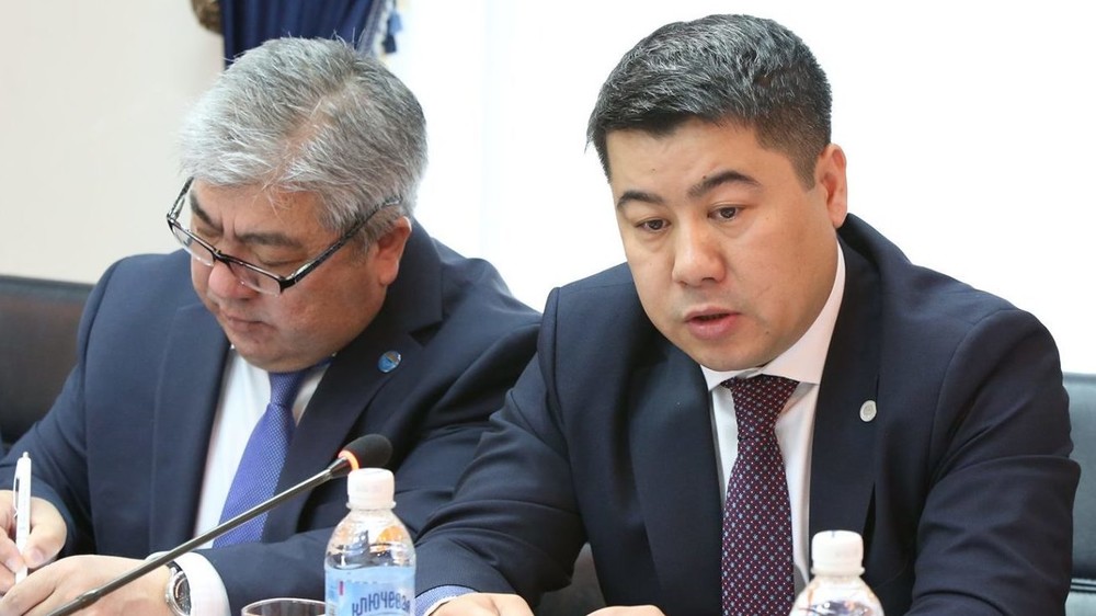 Айбек Айдарбеков (оң жакта)