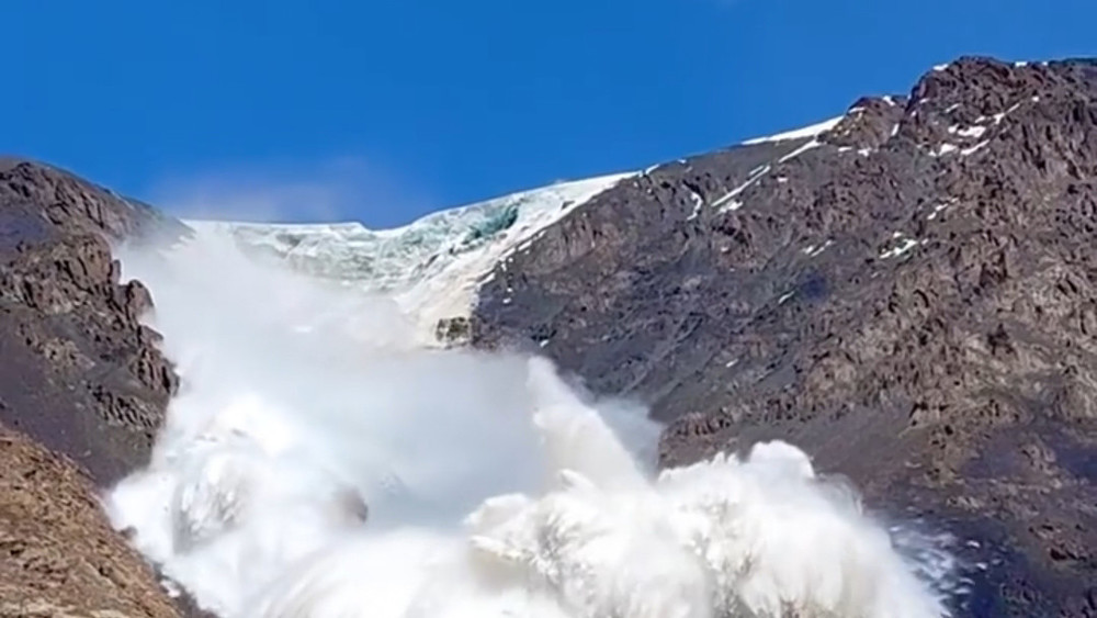 Момент обрушения ледника