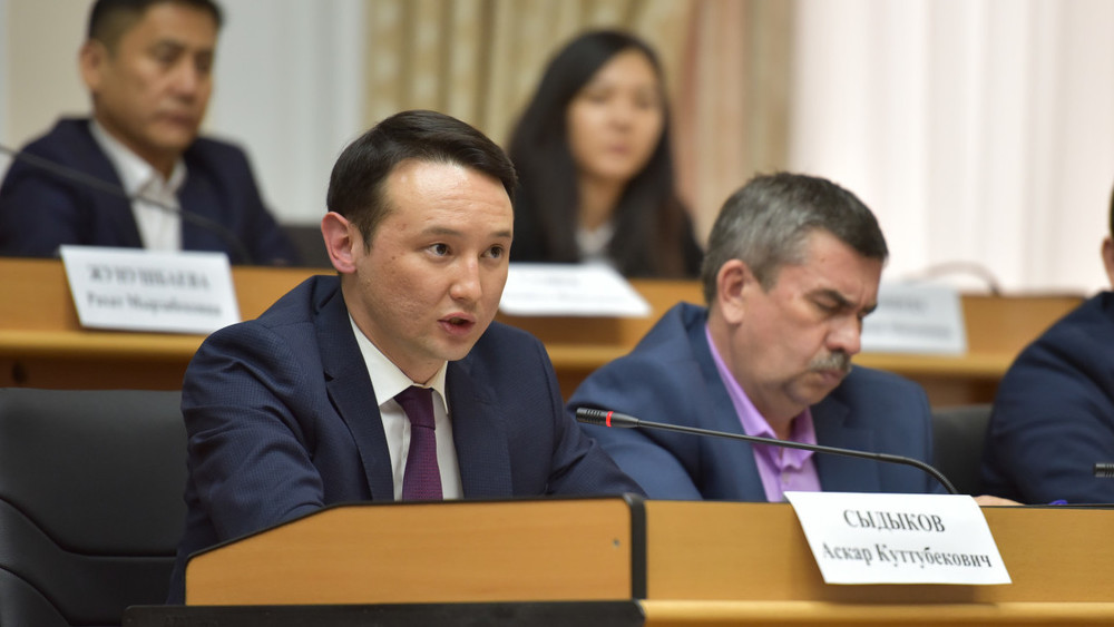 (слева-направо) Глава МДС Аскар Сыдыков, Иван Гелетюк