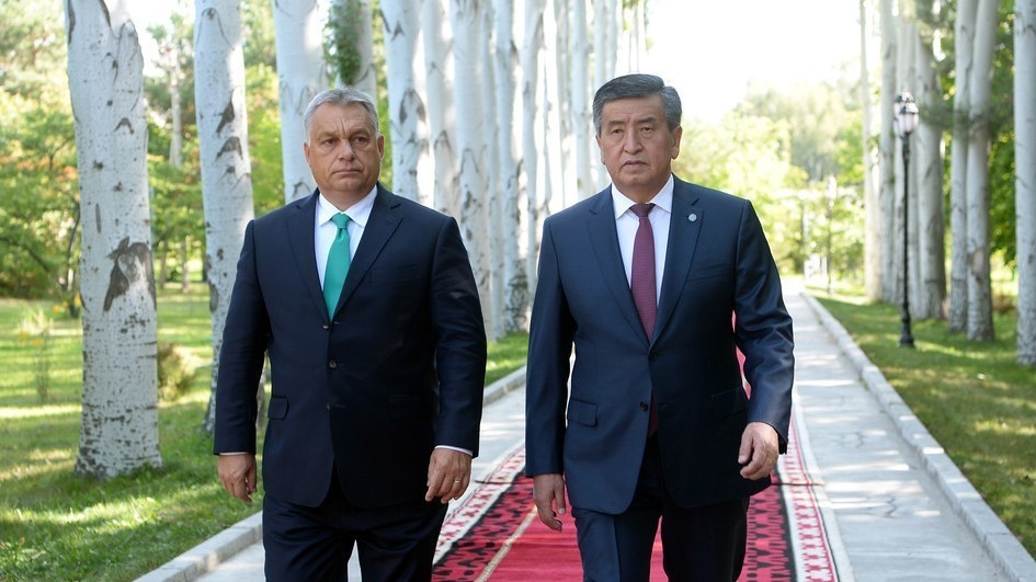 Виктор Орбан, Сооронбай Жээнбеков