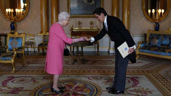 Елизавета II, Эдиль Байсалов