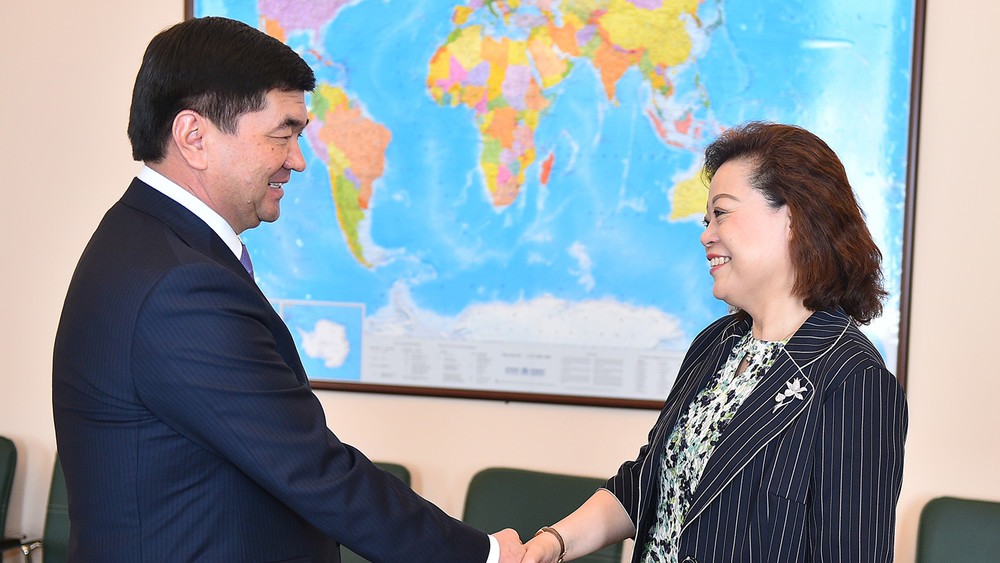 Мухаммедкалый Абылгазиев и посол Китая в КР Ду Дэвэнь