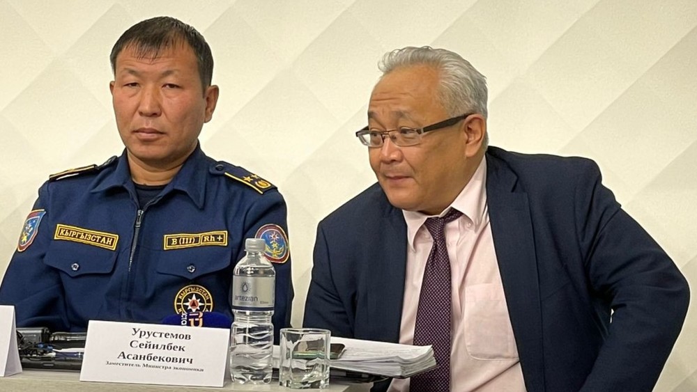 С.Урустемов (справа)