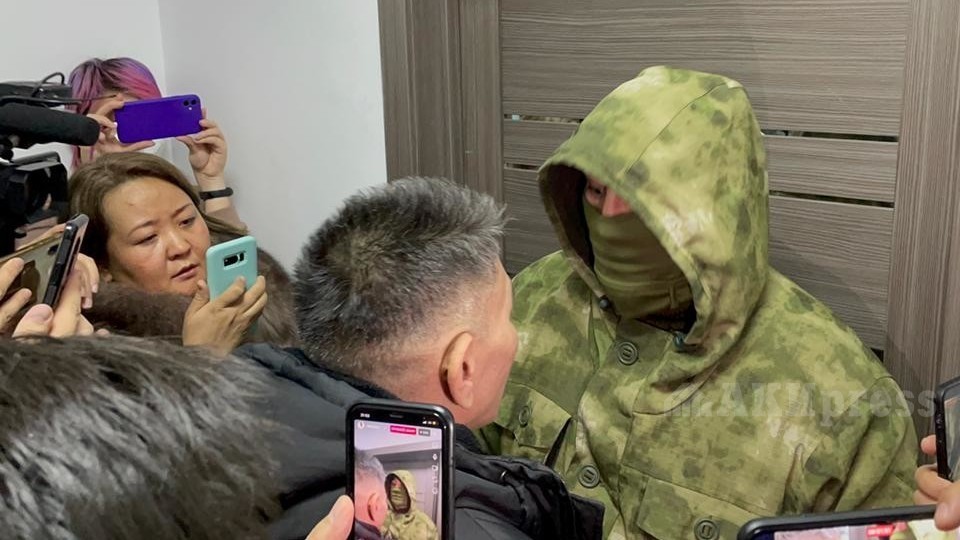 Адвокат Камчыбек уулу и боец спецназа