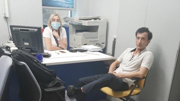 Захватчик банка с менеджером. Фото: facebook.com/anton.gerashchenko.7