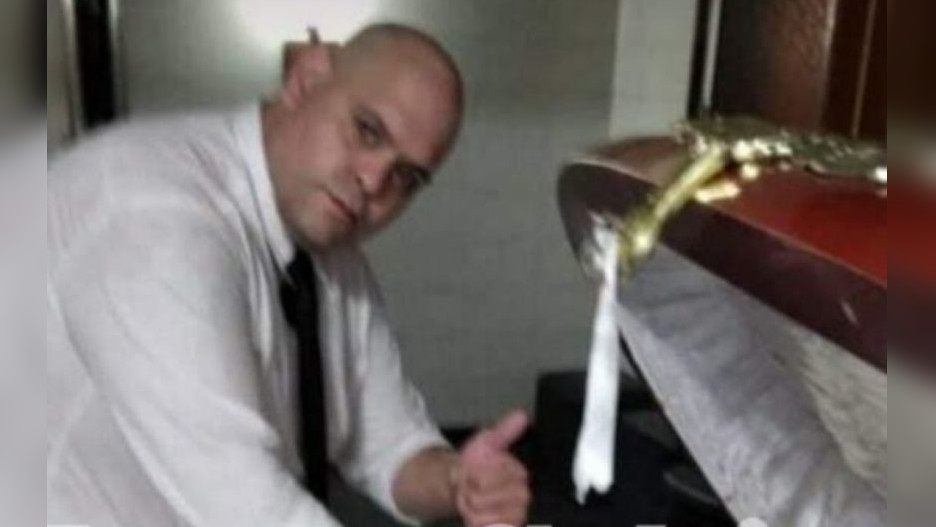 Фото сотрудника похоронного бюро