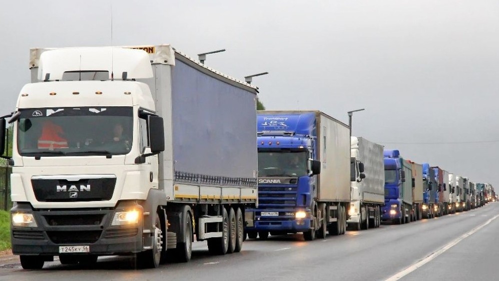 Поток грузовых автомобилей