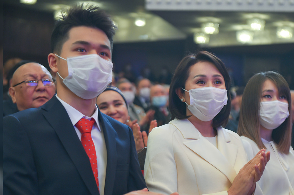 дети и супруга Садыра Жапарова, Айгуль Асанбаева