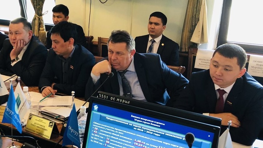 Павел Десятников в центре