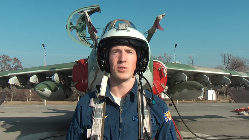 Летчики российской авиабазы в Канте прочитали стих, посвященный Чынгызу Айтматову