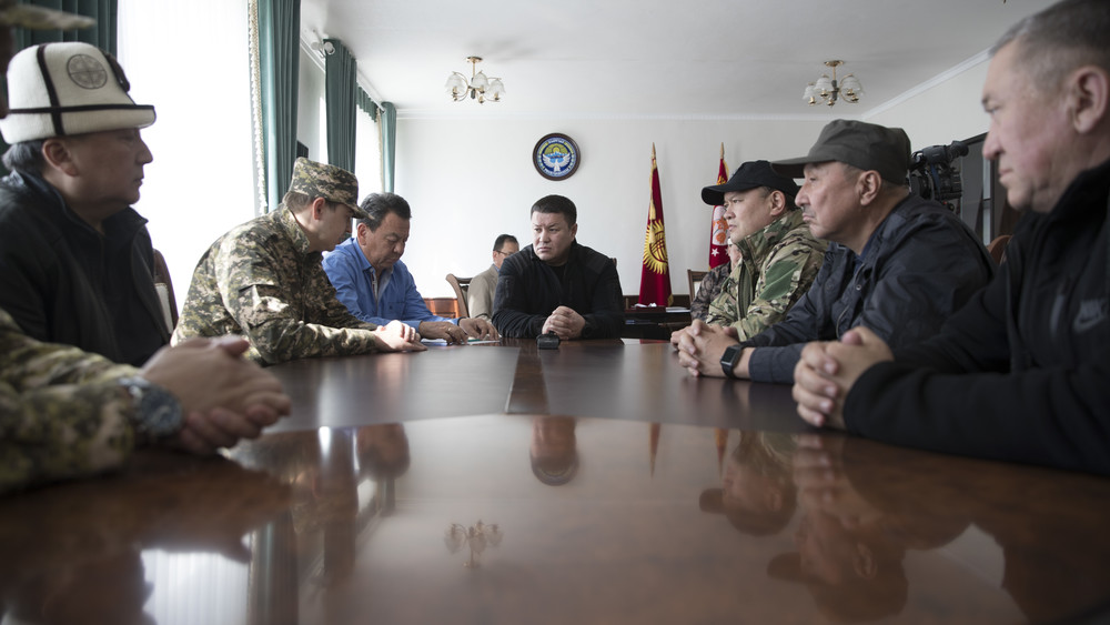 Спикер ЖК Талант Мамытов (по центру), депутаты Дастан Джумабеков (в кепке), Бактыбек Турусбеков (в кепке), Улан Исмаилов, слева - Асылбек Жээнб