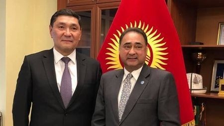 Министр сельского хозяйства Аскар Джаныбеков и представитель ФАО Куреши Эднан