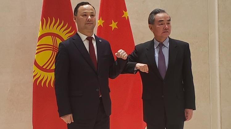 Руслан Казакбаев жана Ван И