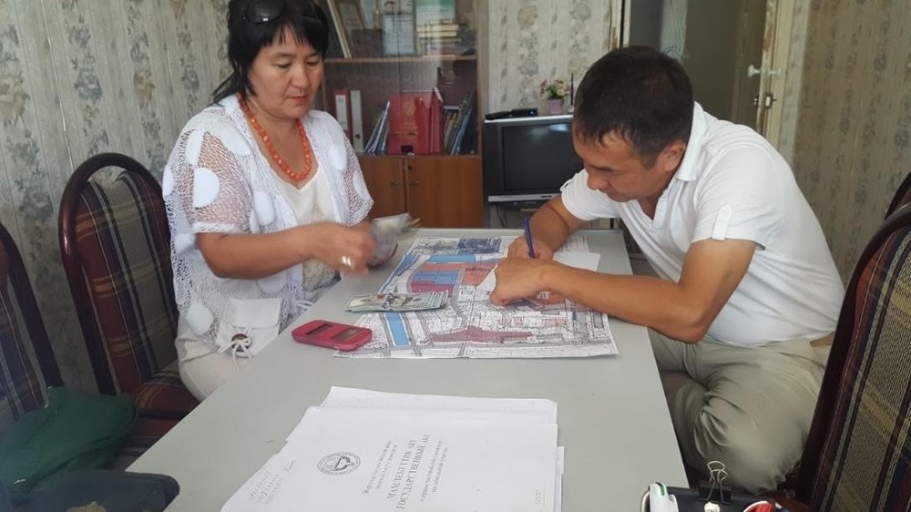 Момент передачи денег, Салима Медерова и Кочкорбек Жуманазаров