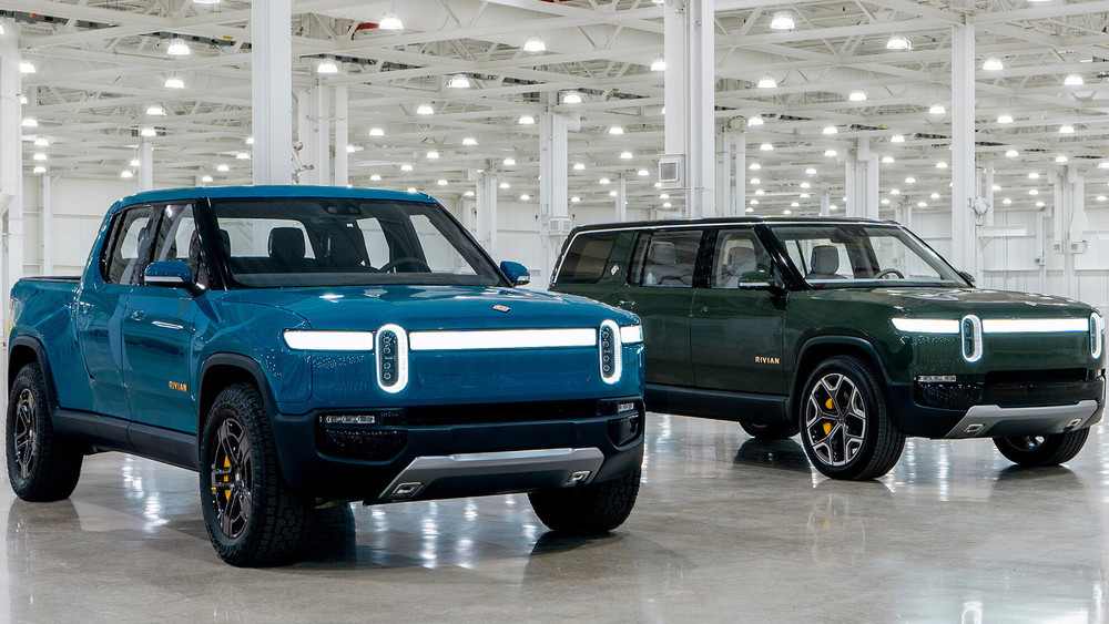 Электромобили Rivian R1T(слева) и R1S(справа)