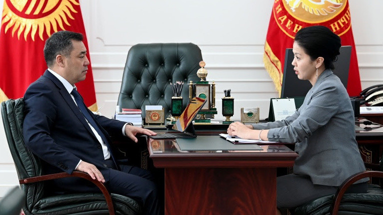 Президент Садыр Жапаров и омбудсмен Атыр Абрахматова