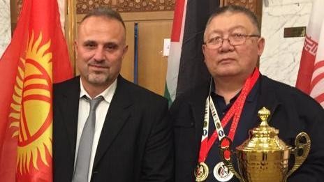 Тилекбек Такырбашев (оң жакта)