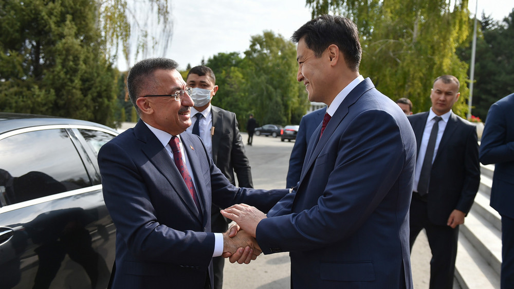 Председатель Кабинета министров Улукбек Марипов и вице-президент Турции Фуат Октай