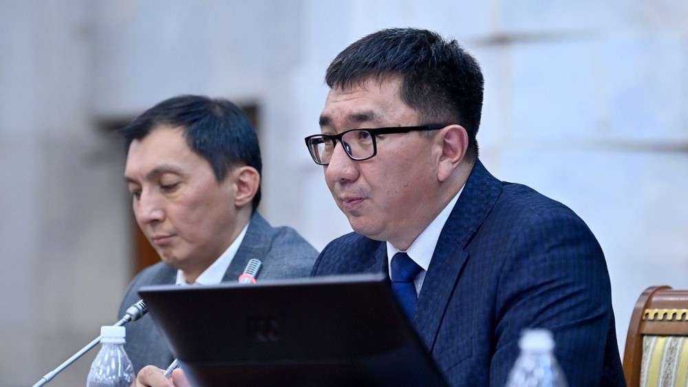 Тилек Текебаев (көз айнекчен)