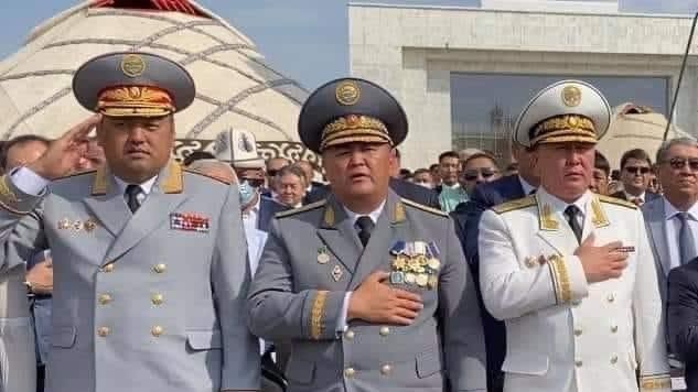 Слева направо: глава МВД Улан Ниязбеков, глава ГКНБ Камчыбек Ташиев и генпрокурор Курманкул Зулушев