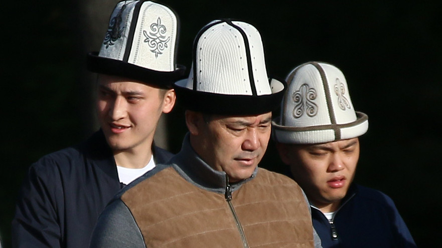 Рустам Жапаров (сол жакта)