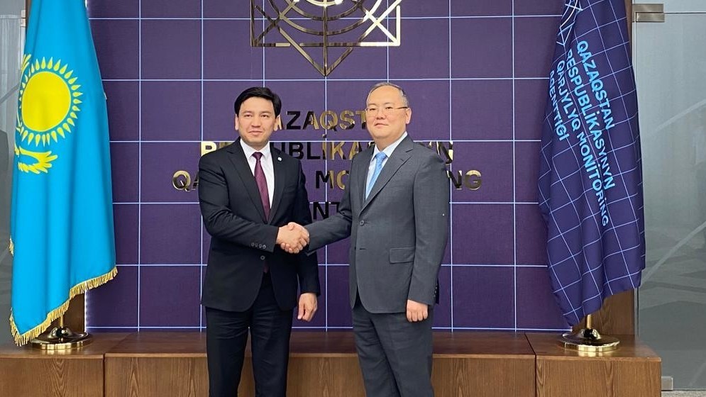 (слева-направо) посол Дастан Дюшекеев, глава АФМ Жанат Элиманов