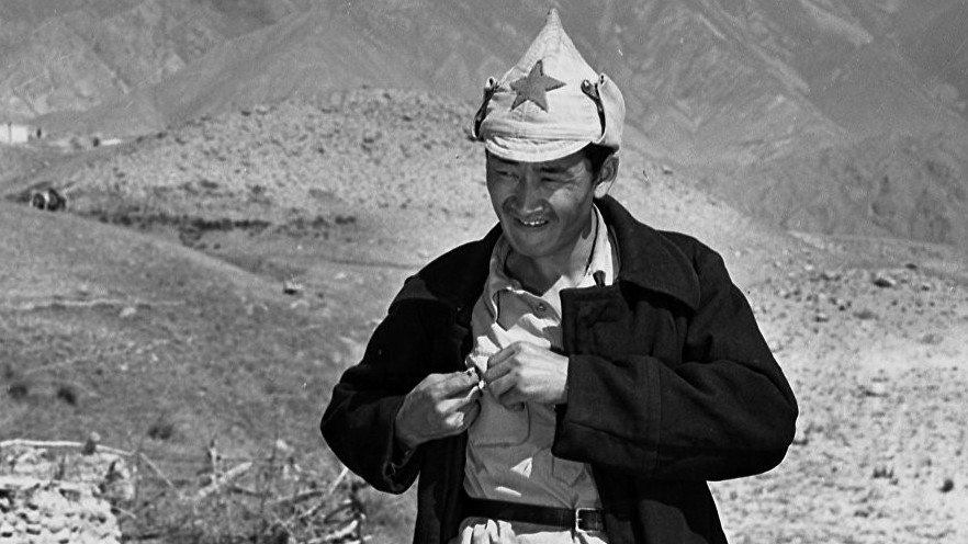 Болот Бейшеналиев в роли Дуйшена в фильме «Первый учитель»