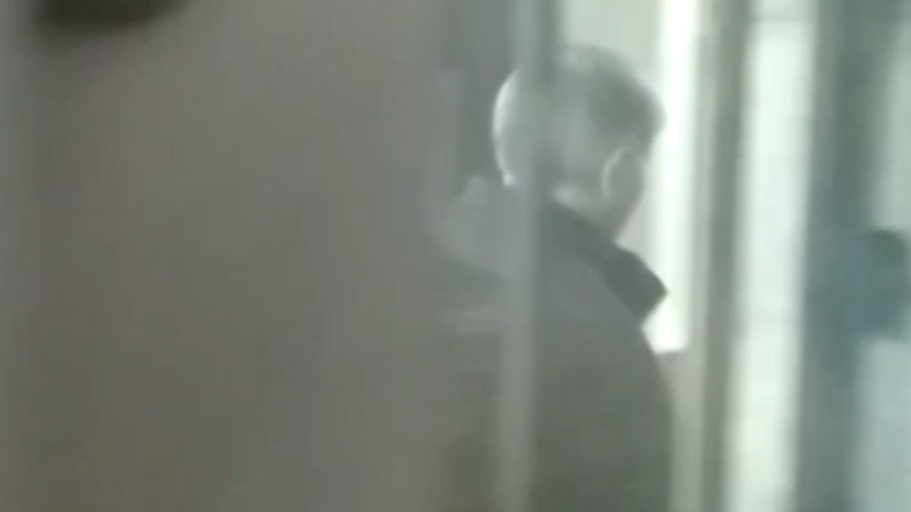 Алмазбек Атамбаев заходит в здание суда