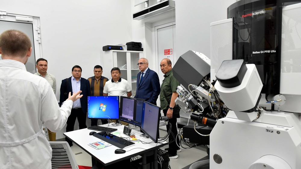 (в центре) глава ГНС А.Абдувапов, глава кабмина Акылбек Жапаров, (справа) ректор Сколтеха А.Кулешов, глава НБКР К.Боконтаев