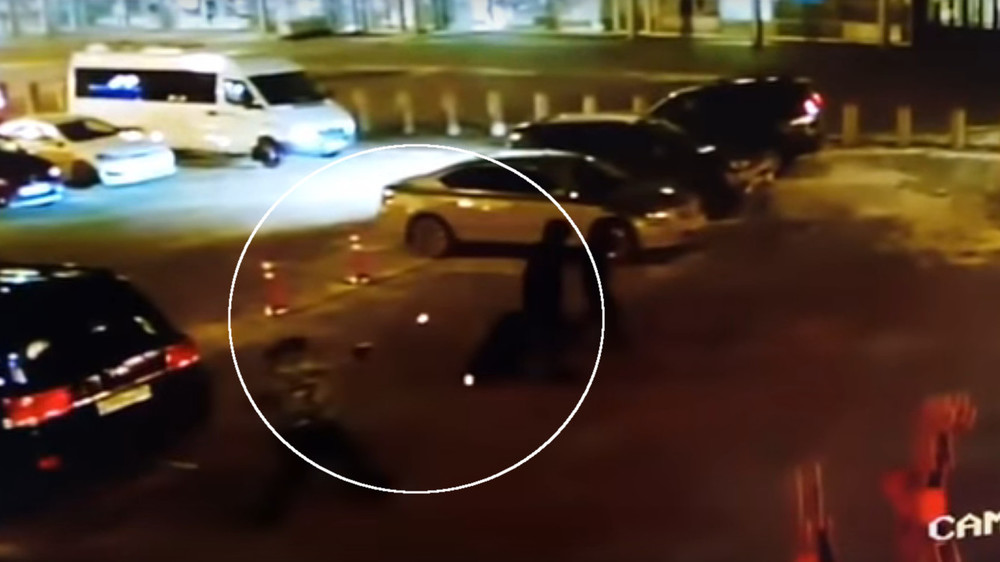 Момент нападения попал на камеры видеонаблюдения