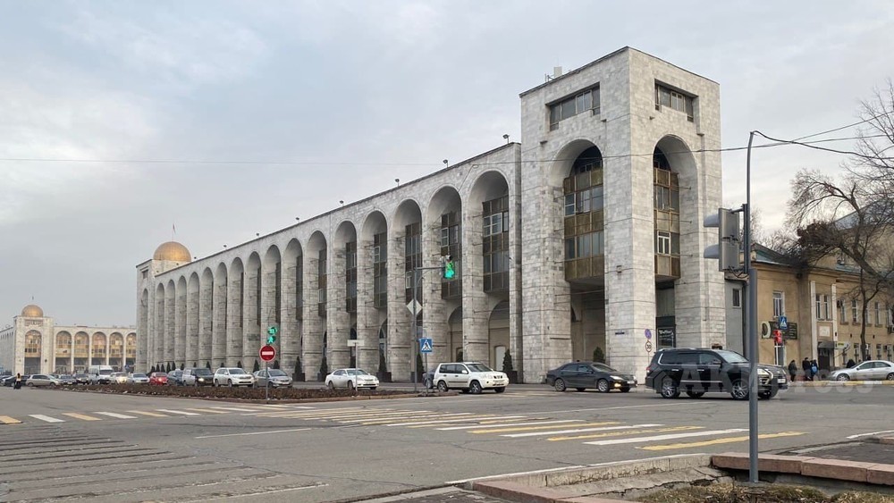 Здание Илбирса, площадь Ала-Тоо