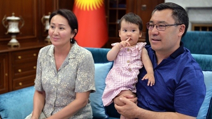 Садыр Жапаров биринчи небереси менен