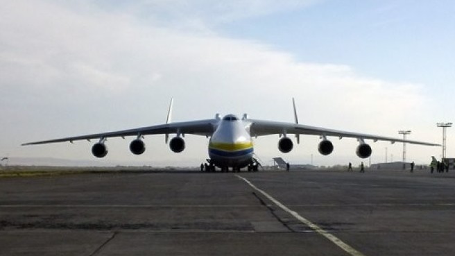 Самый большой самолет в мире в аэропорту "Манас" в Бишкеке. 2013 год