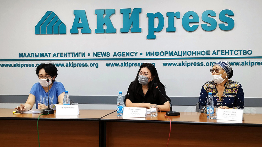 Мама девочки Ч.А., адвокат Арман Кыйгырова, глава центра «Сезим» Бүбүсара Рыскулова
