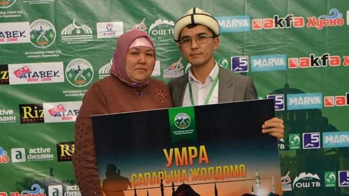 Абдумалик Ташматов апасы менен