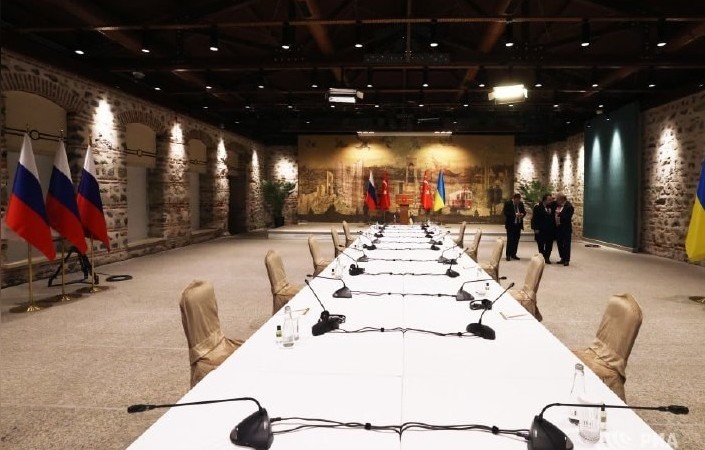 Стол, за которым пройдут российско-украинские переговоры во дворце Долмабахче в Стамбуле