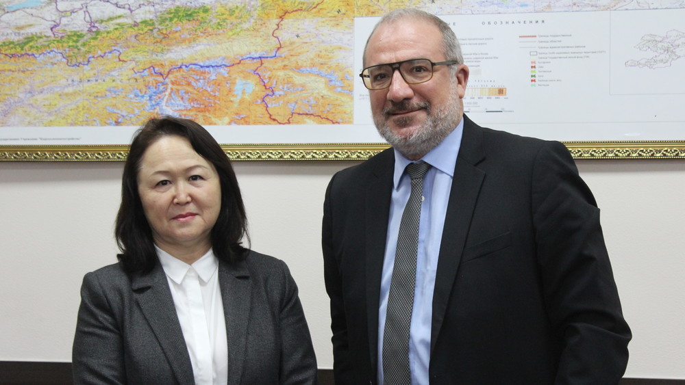 Министр природных ресурсов, экологии и технического надзора Динара Кутманова и глава представительства Европейского Союза в Кыргызстане